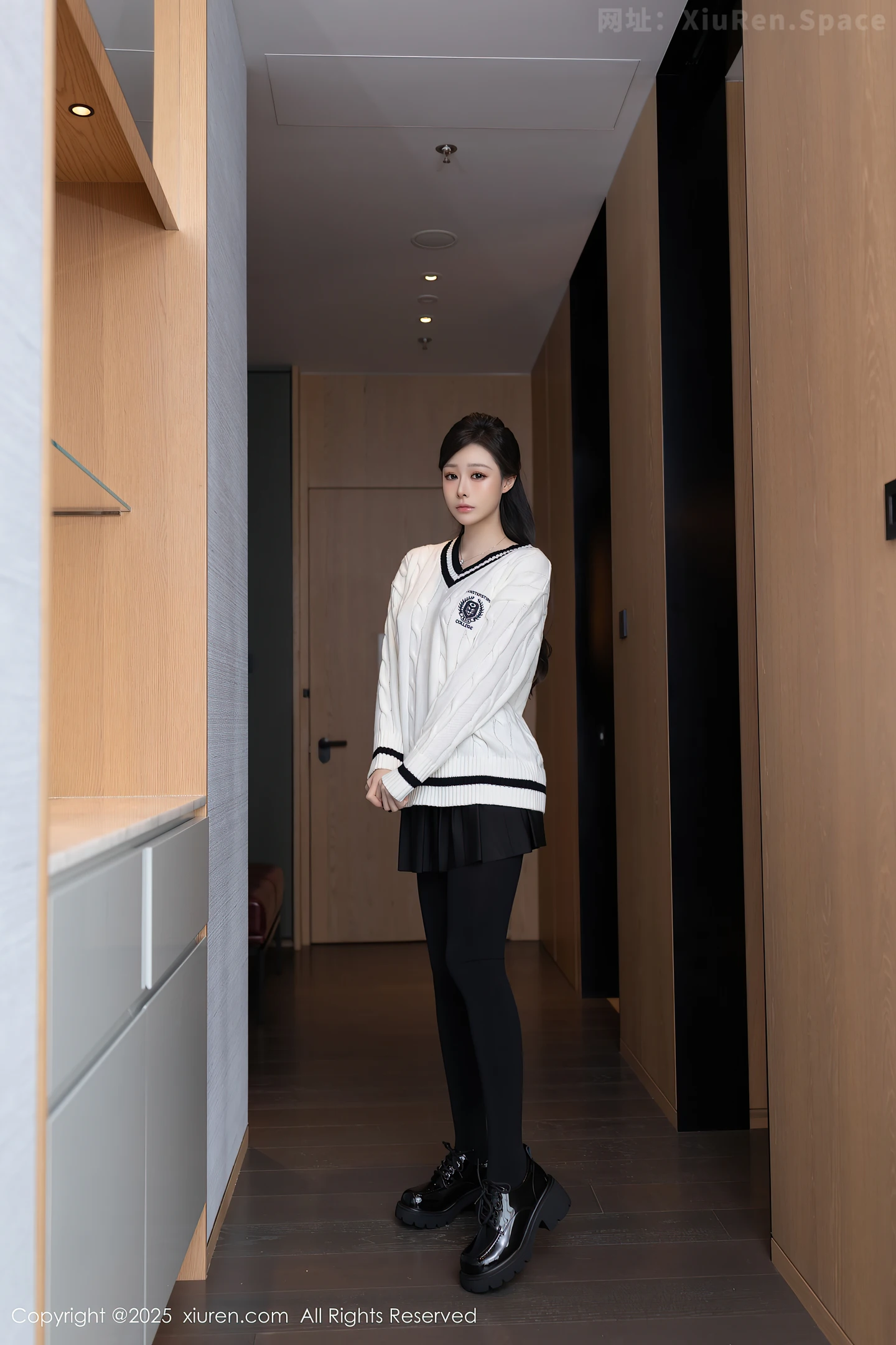 图片[2]-[XiuRen秀人网] VOL.9986 模特小逗逗性感白上衣配黑色短裙露超薄黑丝秀曼妙身姿诱惑写真79P-秀人网官方网站